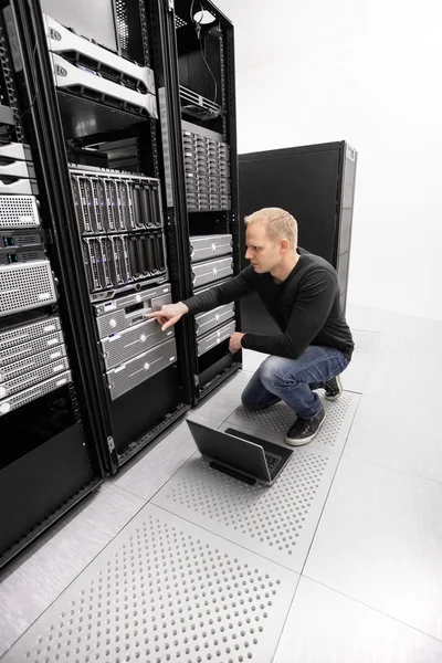 Engenheiro trabalhando em datacenter — Fotografia de Stock