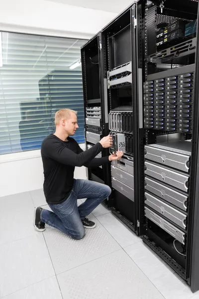 Consultor substitui servidor blade no datacenter — Fotografia de Stock