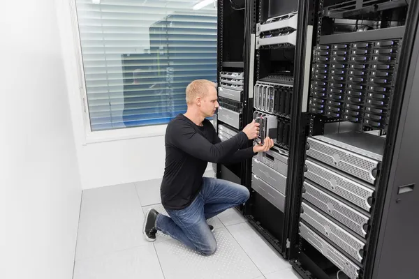 Bu veri merkezinde çalışan danışman