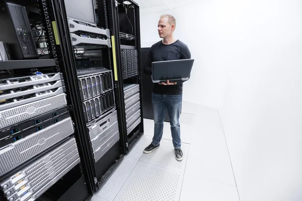 Det konsult monitor servrar i datacentret — Stockfoto