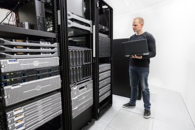 Bu teknisyen monitörler veri merkezi