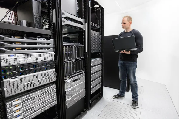 Il tecnico controlla il data center — Foto Stock