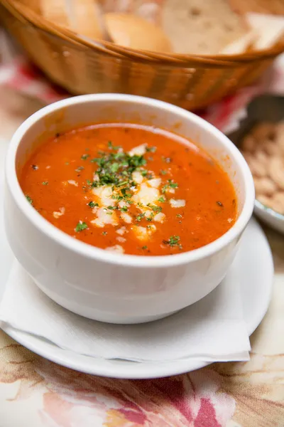 Суп из помидоров с хлебом и сыром — стоковое фото