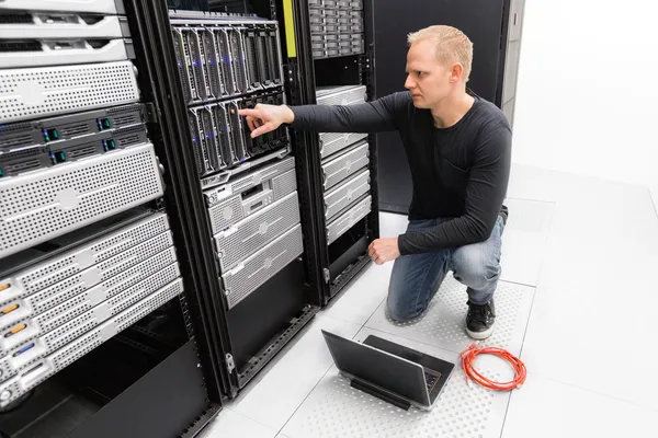 IT-Berater arbeiten mit Blade Servern — Stockfoto