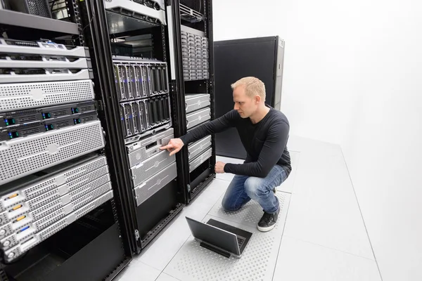 Il consultant travail avec sauvegarde dans le datacenter — Photo