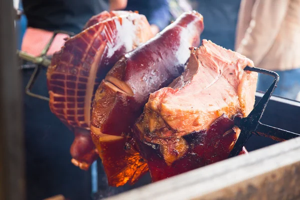 Primo piano del cibo di strada per cosce di maiale — Foto Stock