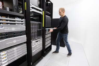 o profesyonel veri merkezinde raf tipi sunucu yükleyin