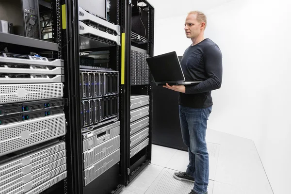 Berater überwachen Server im Rechenzentrum — Stockfoto