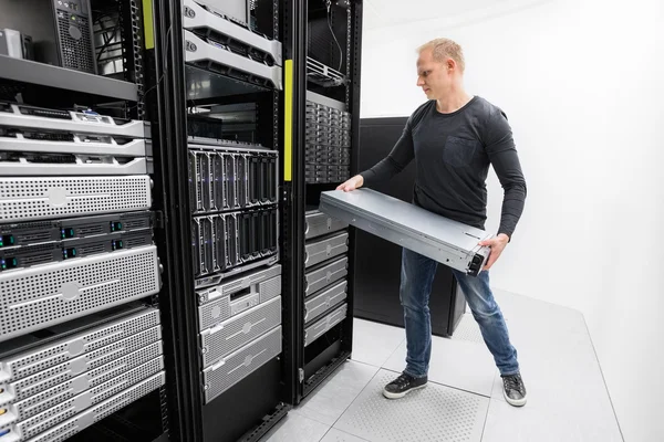 Woring-consultor instalar rack server — Fotografia de Stock