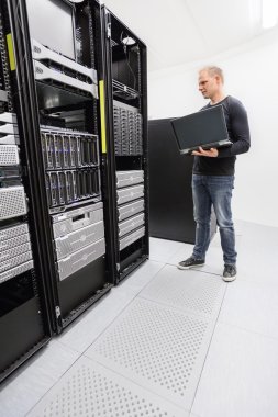 Bu mühendis datacenter monitör sistemleri