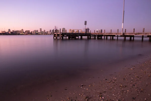 Pier e skyline della città di notte — Foto Stock