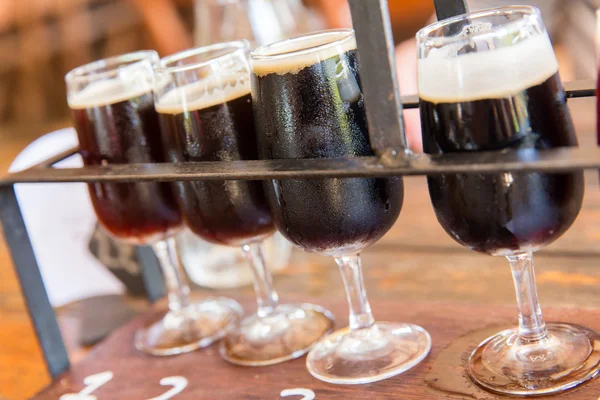 Degustación de cerveza oscura — Foto de Stock