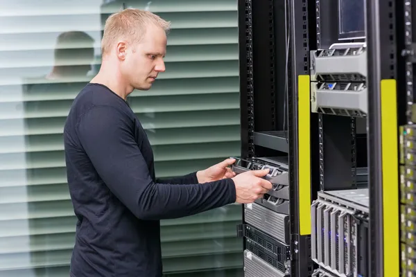 Es profesional trabajando en el centro de datos — Foto de Stock