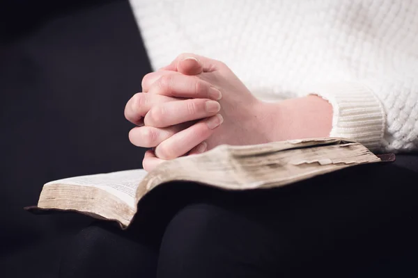 Lectura de la Biblia y orar — Foto de Stock