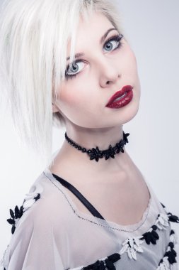 sarışın ve güzel kaya kız