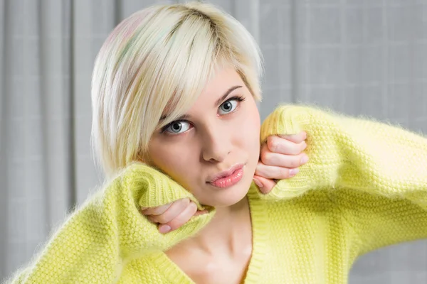 Blonde und schöne Frau Modell — Stockfoto