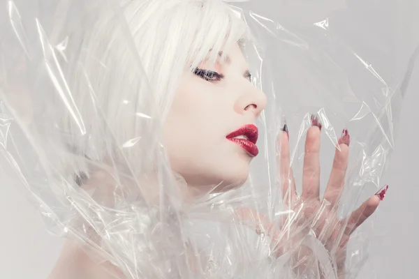 Блондинка модель моди в пластику — стокове фото