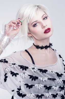 Beyaz bir görünüm kadın modeli