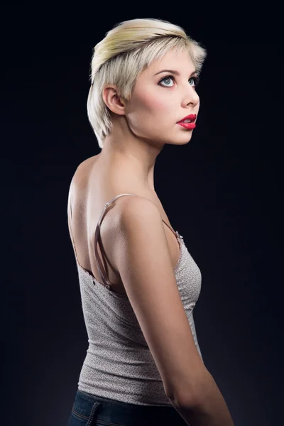 Jeune femme blonde avec une coupe de cheveux créative — Photo