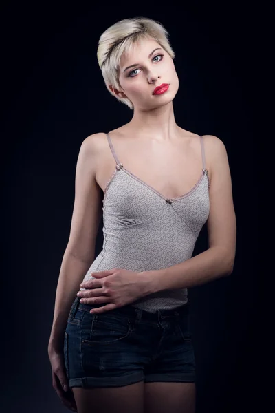 Jeune femme blonde avec une coupe de cheveux créative — Photo