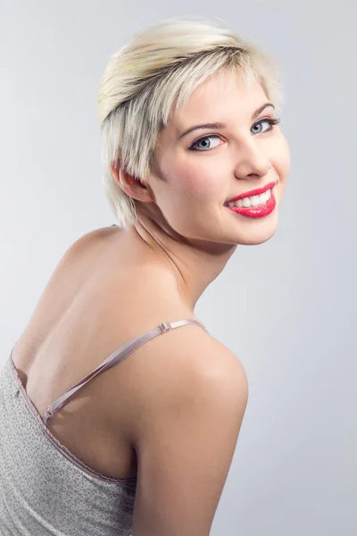 Szczęśliwa kobieta blondynka modelu — Zdjęcie stockowe