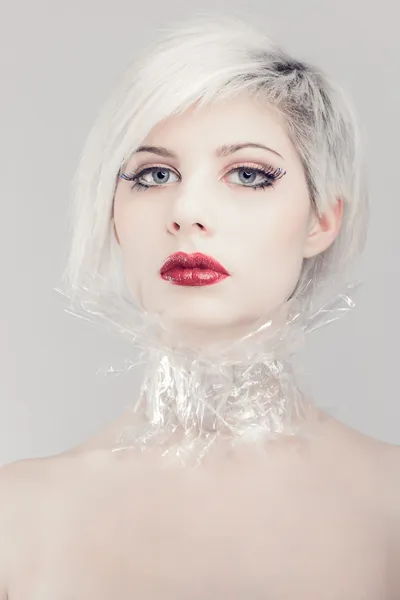 Söt blond mode kvinna i plast — Stockfoto