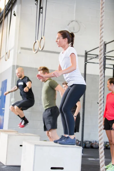 CrossFit skupina trénuje box skoky — Stock fotografie