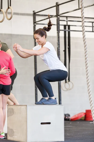 Νεαρή γυναίκα τρένα crossfit κουτί άλματα — Φωτογραφία Αρχείου