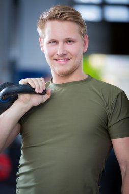 kettlebell crossfit merkezde tutan adam