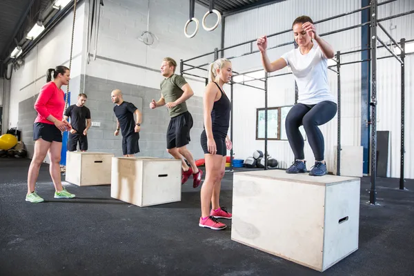 Crossfit ομάδα εκπαιδεύει άλματα κουτί — Φωτογραφία Αρχείου