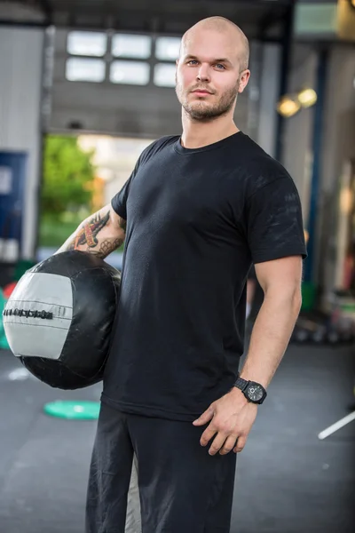 CrossFit tréninkový muž s med-ball — Stock fotografie