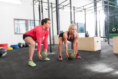 iki kadın asansörleri crossfit slam topları