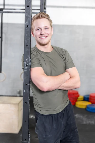 Sorrindo homem descansa no centro crossfit — Fotografia de Stock