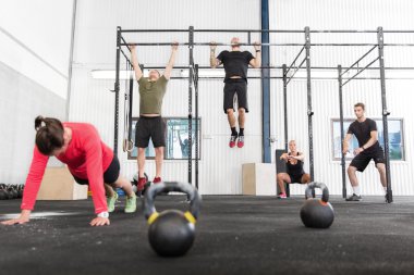 CrossFit grup farklı egzersizler trenler