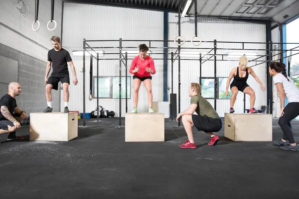 CrossFit grup trenler kutusunu atlamak