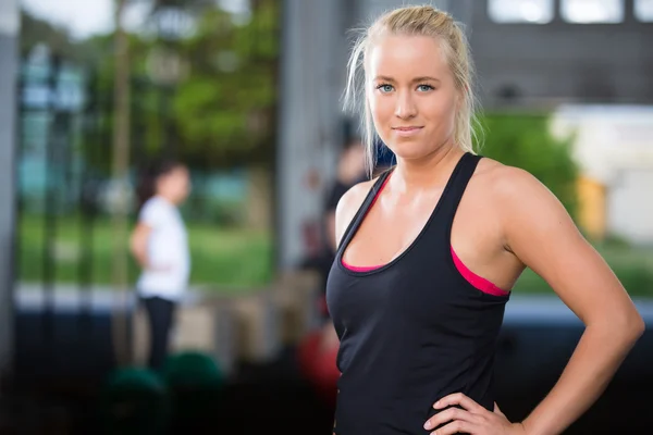 Aantrekkelijke blonde vrouw op fitness gym — Stockfoto