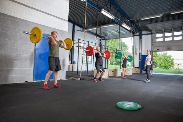 Träning teamträning på gym — Stockfoto