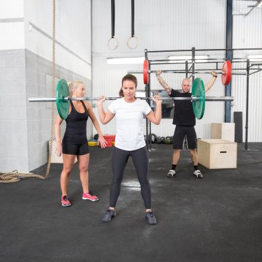 kişisel antrenör ile ağırlık eğitimi