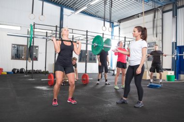 fitness merkezinde egzersiz ekip eğitim