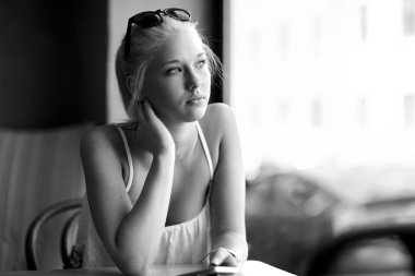 çekici bir genç kadın pencereden dışarı bakarak