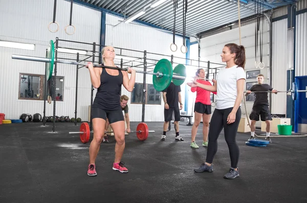 Entrenamiento en equipo en el gimnasio —  Fotos de Stock