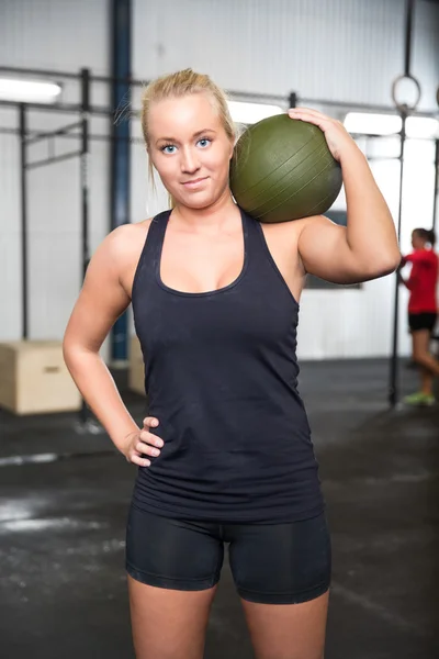 Mujer con bola de slam en gimnasio gimnasio — Foto de Stock