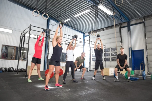 Entraînement en équipe avec kettlebells à la salle de fitness — Photo