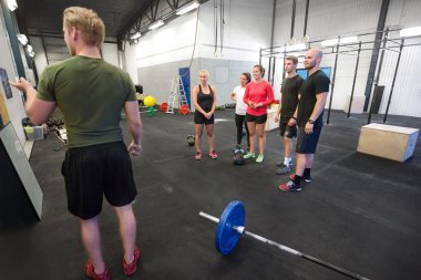 eğitmen fitness ekibi spor öğretmek