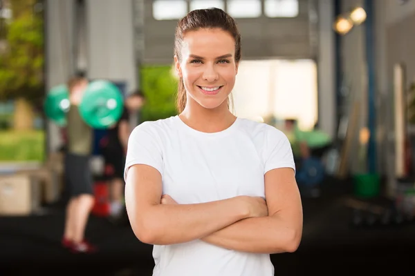 Vertrouwen en mooie vrouw op fitness gym — Stockfoto