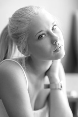 Kameraya bakarak çekici genç kadın