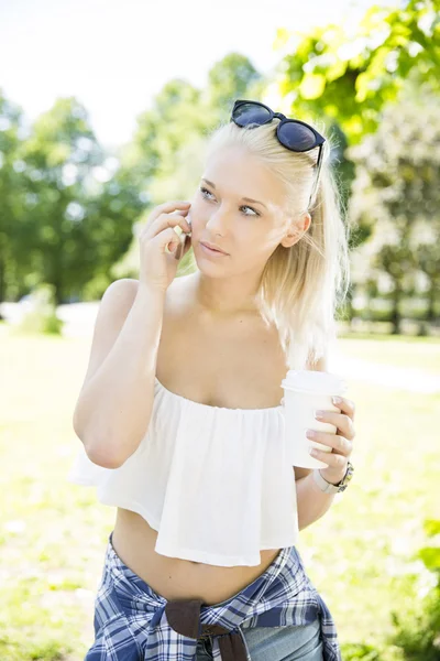 Vacker tonårig flicka talar i telefonen — Stockfoto