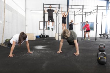 Grup Egzersiz Egzersizler fitness salonunda trenler