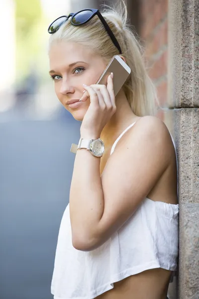 Teenagermädchen telefoniert — Stockfoto