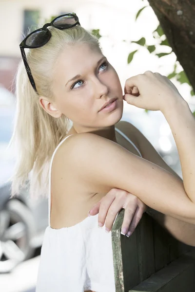 Blondýna model s sunglesses venkovní — Stock fotografie